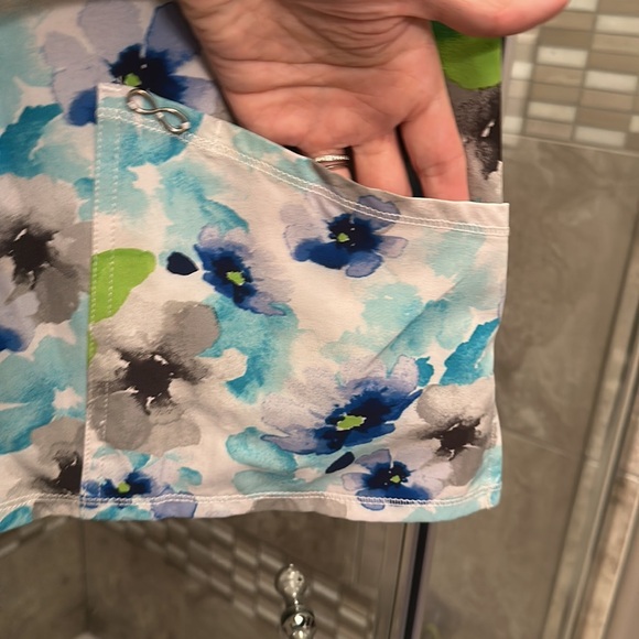 Cherokee infinity nursing scrub top. Medium - Picture 3 of 4